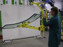 Handling glasses in the automotive industry
